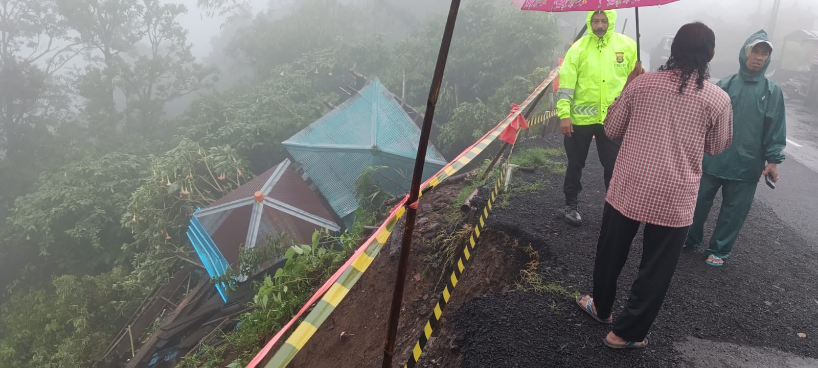 Longsor yang terjadi di Desa Wanagiri menyebabkan delapan saung milik warga amblas ke jurang.