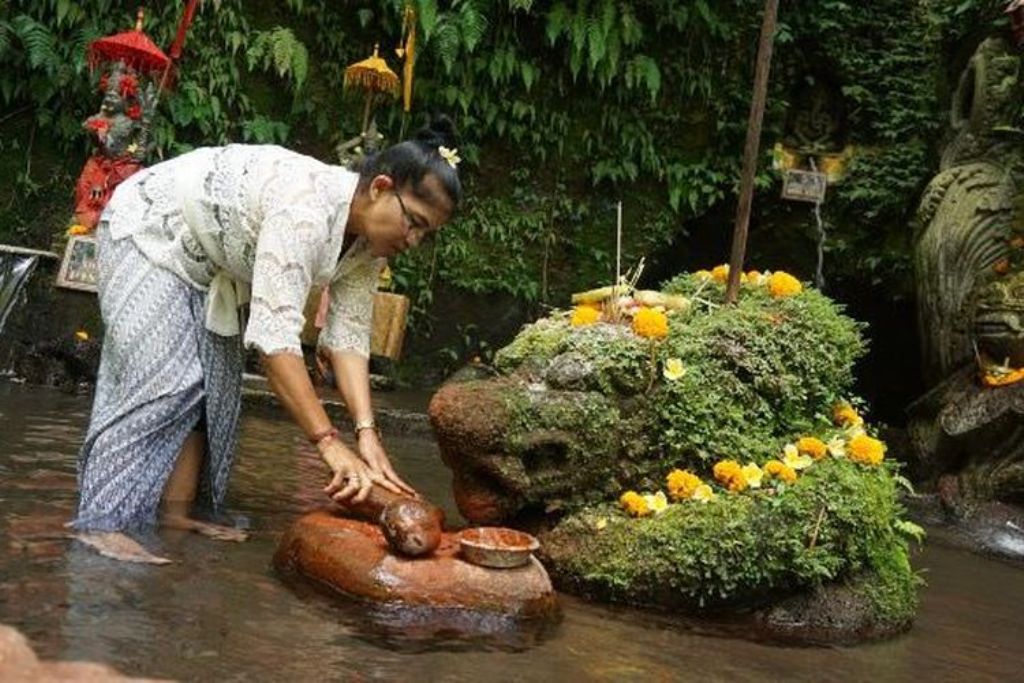 Tanah merah di Pura Beji Selati, Banjar Selati, Desa Bunutin, Bangli, Bali.