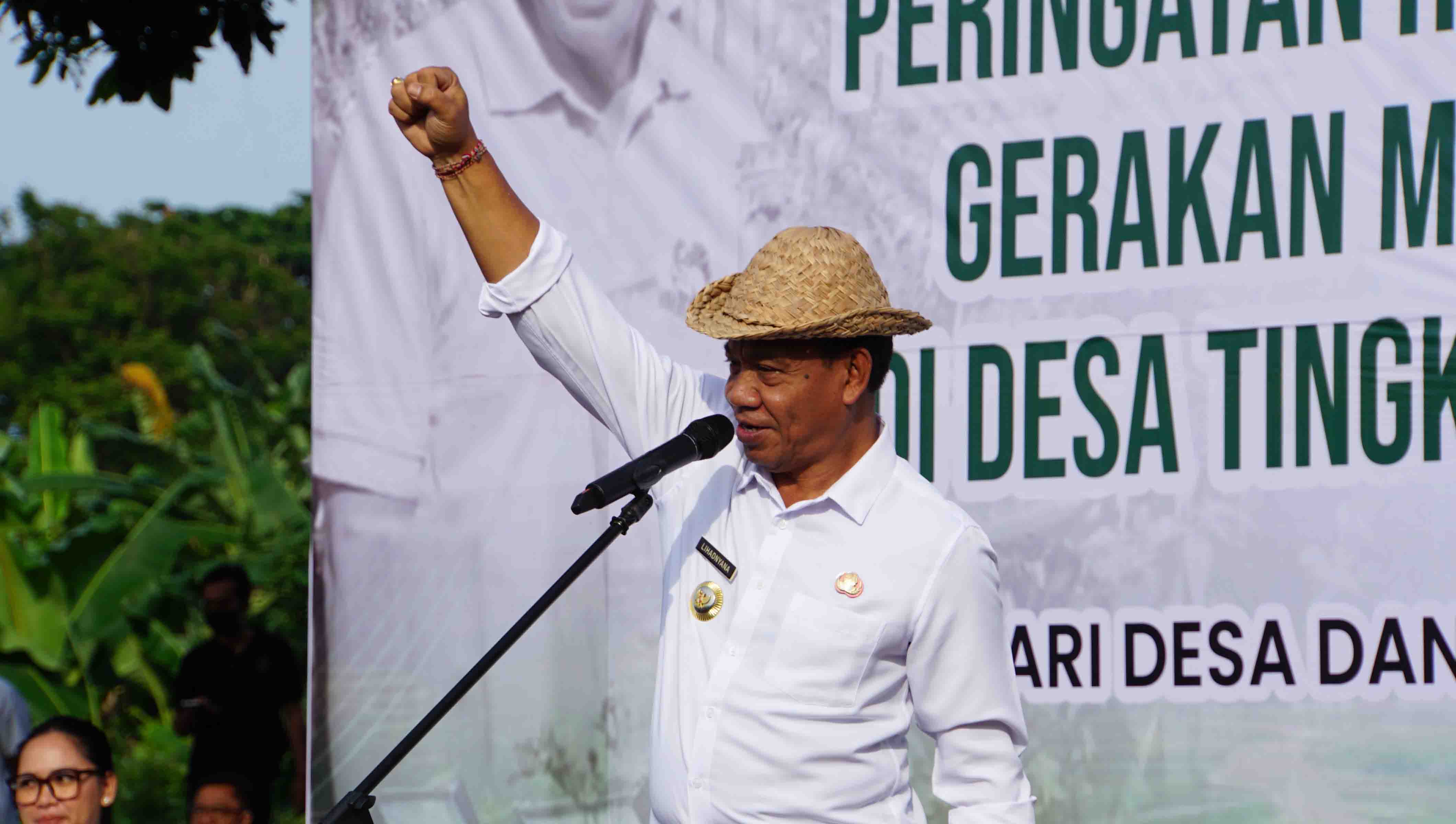 Pj Bupati Buleleng, Ketut Lihadnyana saat memimpin apel Peringatan Hari Desa Nasional di Hutan Kota Singaraja.