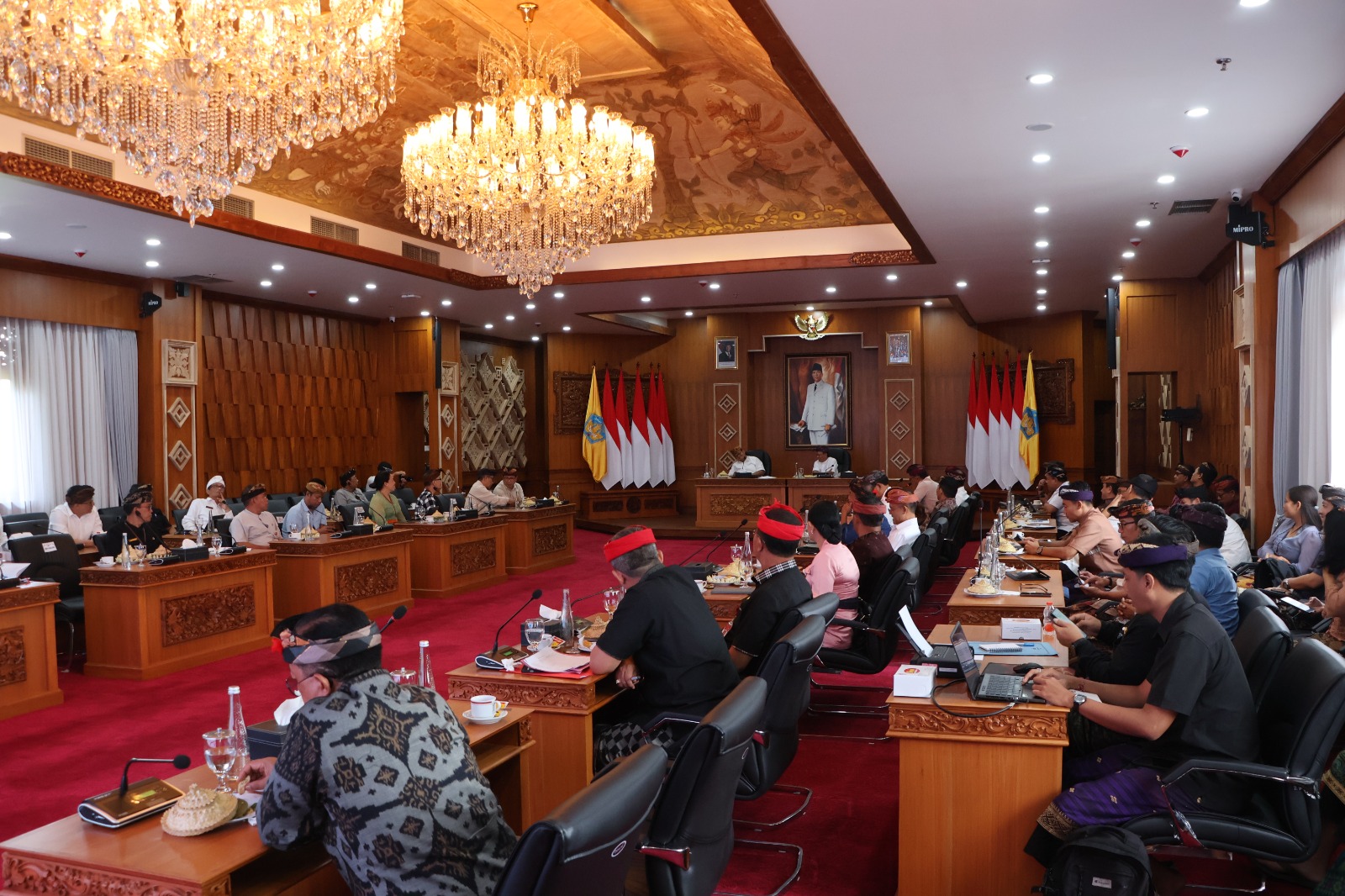 RAPAT: Rapat koordinasi yang dipimpin Penjabat (Pj.) Gubernur Bali, Sang Made Mahendra Jaya berlangsung di Ruang Rapat Kertha Sabha, Jayasabha, Denpasar, Kamis (16/1)