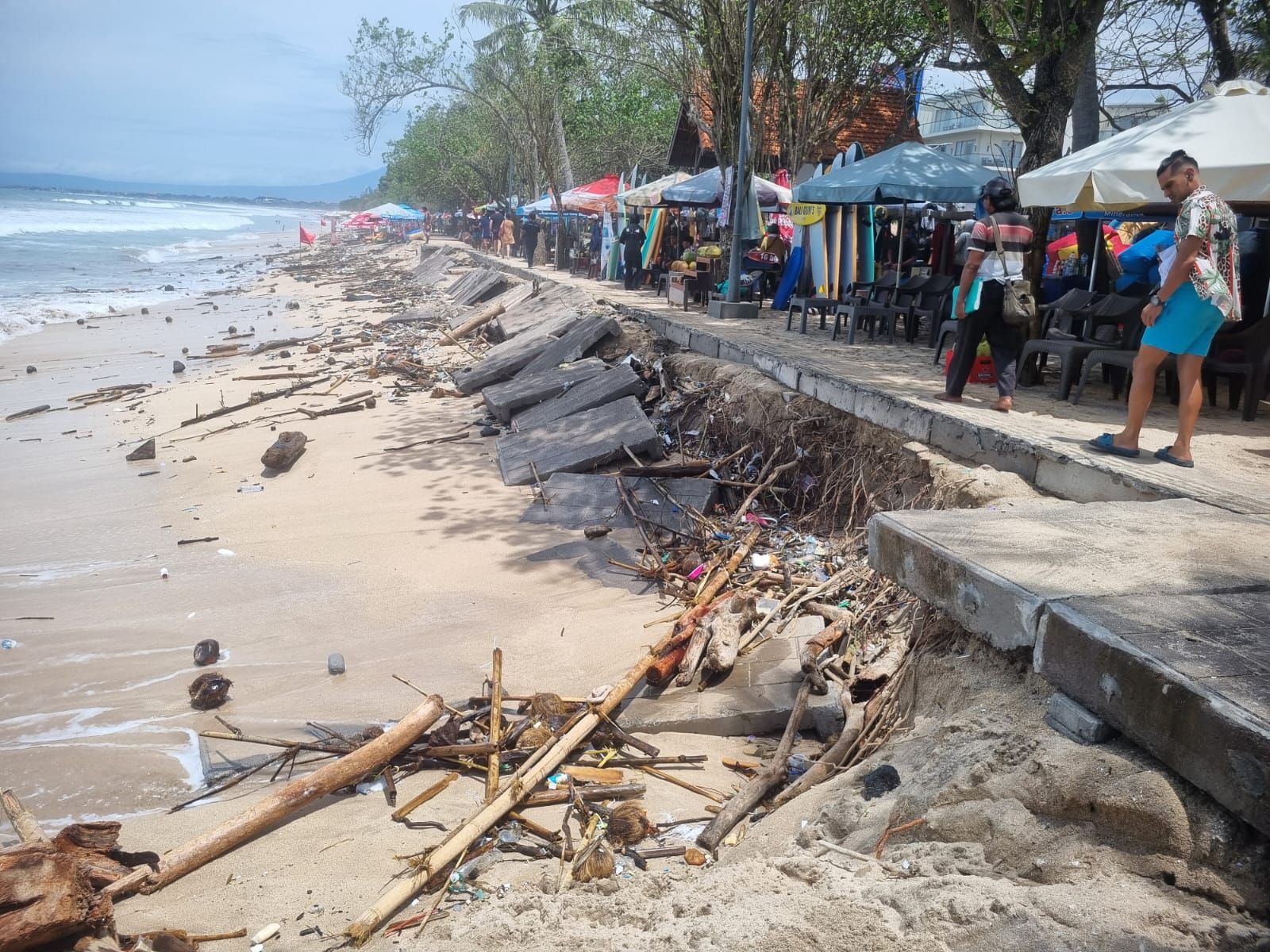 RUSAK: Kondisi pedestrian Pantai Kuta di depan Kuta Sea View yang kembali mengalami kerusakan, Kamis (16/1).