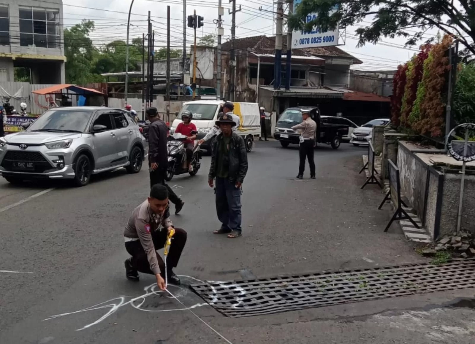 OJEK TEWAS : Polisi melakukan olah TKP di lokasi kecelakaan yang melibatkan bus pariwisata dan tukang ojek.