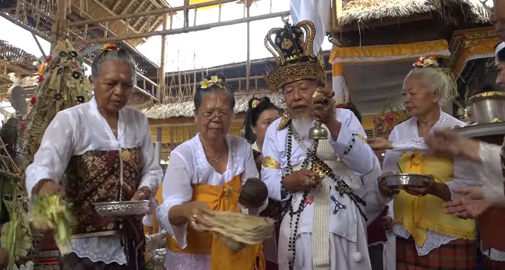 Rambut meperucut (diikat ke atas) sebagai simbol mengikat panca indriya