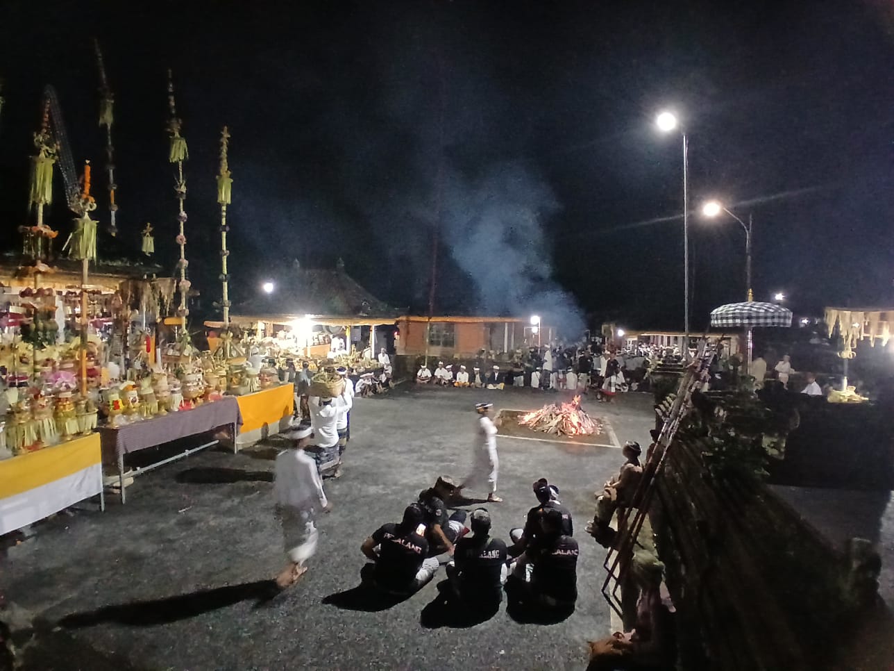 TRADISI: Tradisi nampyog atau metabuh geni serangkaian upacara ngusaba Puseh Desa Adat Calo, Desa Pupuan, Kecamatan Tegallalang.