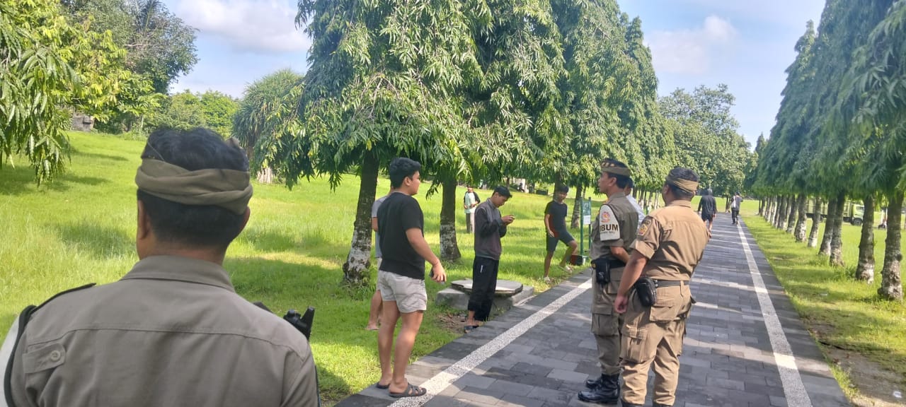 Satpol PP Bali melakukan patroli di Monumen Bajra Sandhi