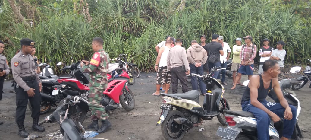 PENCARIAN: Warga dan aparat melakukan upaya pencarian  I Gusti Putu Aryawan, pemancing asal Tibubiu yang hilang di Pantai Pasut saat menjaring ikan.