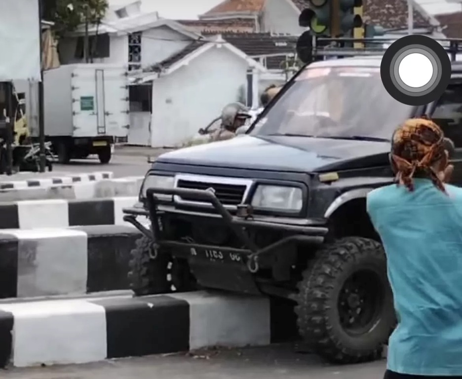 NYANGKUT: Sebuah mobil Taft besar dan tinggi nyangkut di jalan. Bukan karena sopirnya mengantuk, tetapi diduga lantaran hal ini.