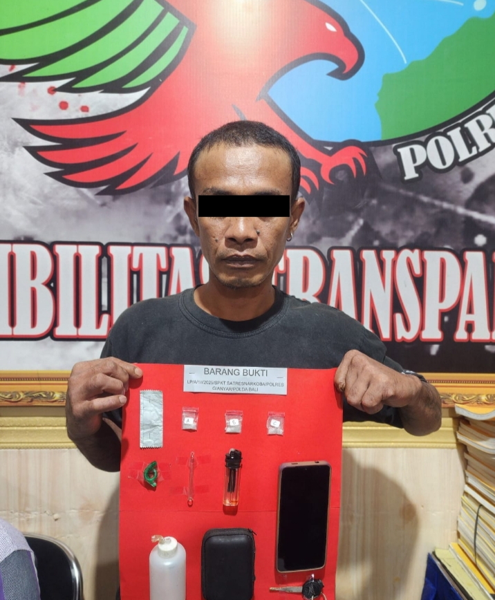NARKOBA: Seorang pria berinisial IKS ,42, warga Desa Pering, diamankan Satuan Reserse Narkoba Polres Gianyar saat sedang mengambil paket sabu-sabu.