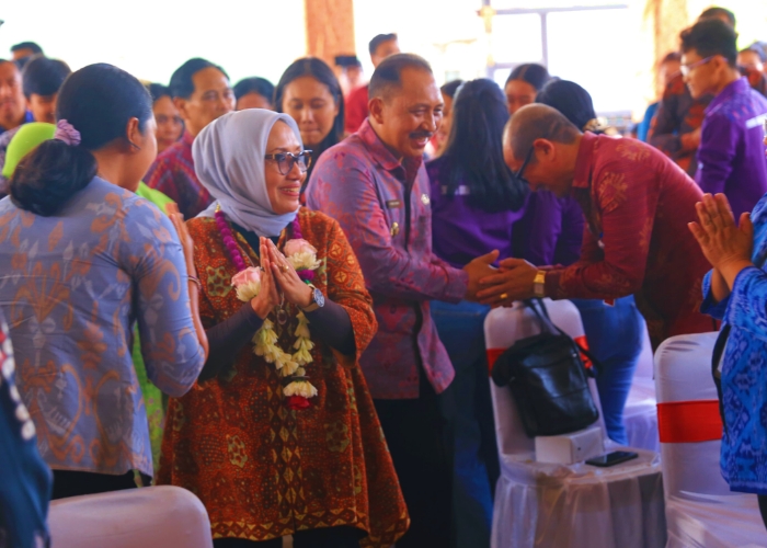 Penjabat (Pj) Bupati Klungkung I Nyoman Jendrika, mendampingi Menteri Pemberdayaan Perempuan dan Perlindungan Anak (PPPA), Dra. Hj. Arifatul Choiri Fauzi, M.Si, dalam peluncuran RBI.
