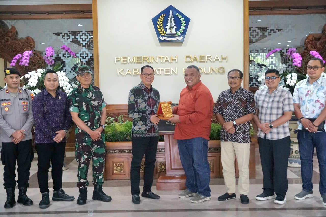KUNJUNGAN: Wabup Suiasa menerima rombongan Pemkab Bantul di Puspem Badung, Jumat (17/1).
