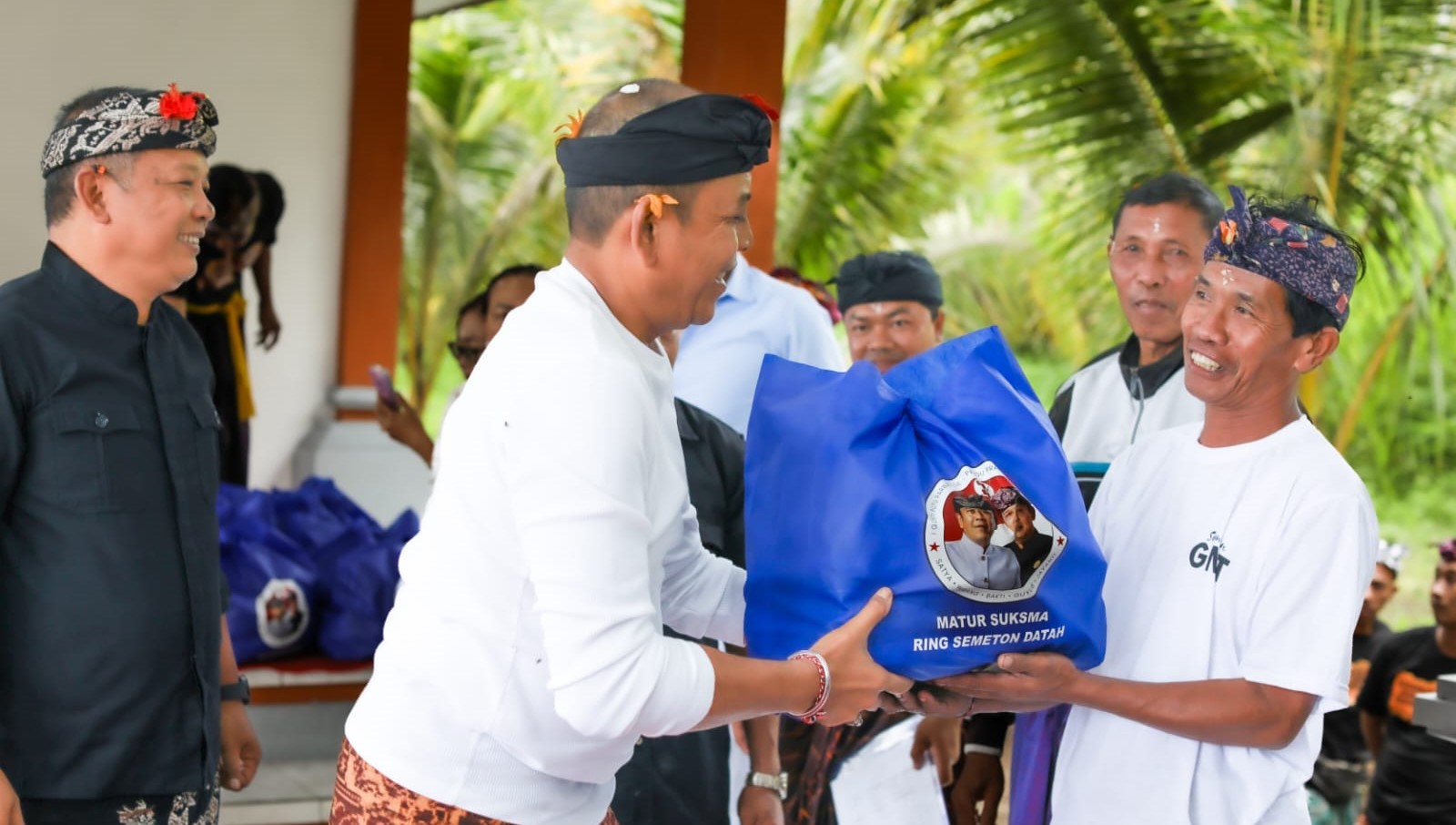 Sejumlah warga di Desa Datah, Kecamatan Abang, Karangasem menerima bantuan CSR pada Kamis (16/1/2025).