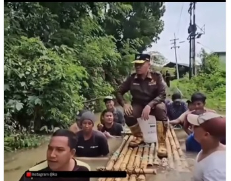 Dirut PDAM Bangkalan Sjobirin Hasan ditandu warga saat meninjau lokasi banjir