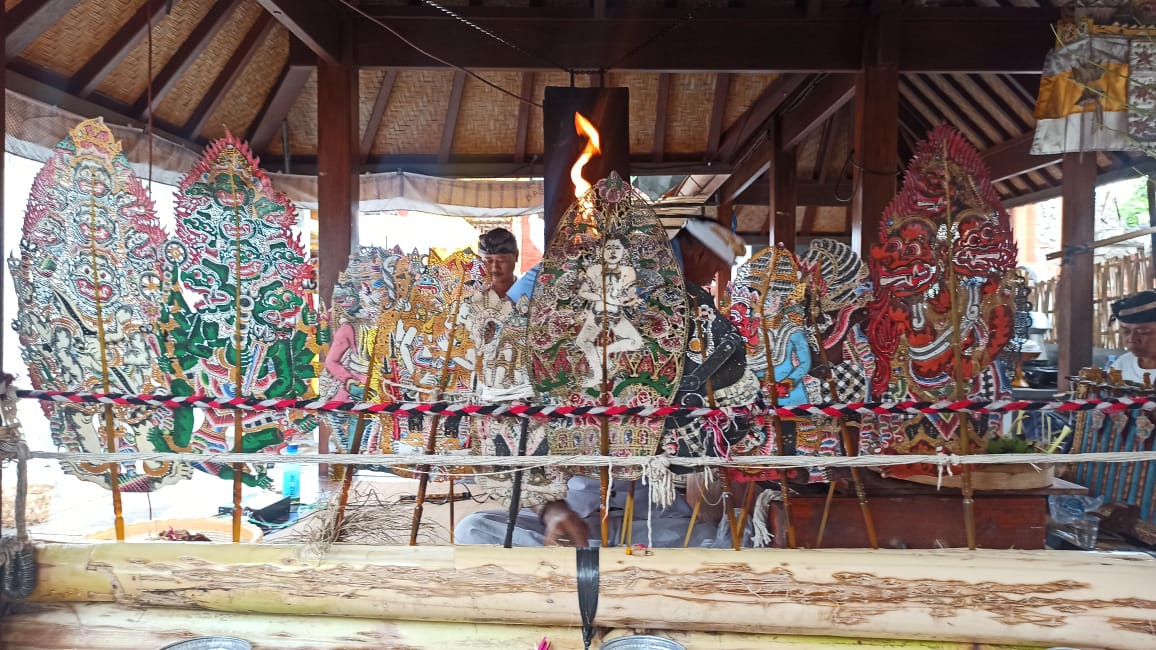 Kayonan dipasang di awal dan akhir pementasan Wayang sebagai simbol Bhuana Agung