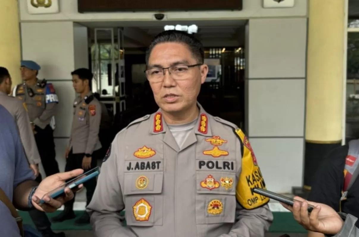 TANGKAP: Kabidhumas Polda Jabar Kombespol Jules Abraham Abast memaparkan penangkapan lima anggota ormas Gerakan Rakyat Indonesia Baru (GRIB) usai bentrok dengan Pemuda Pancasila (PP)