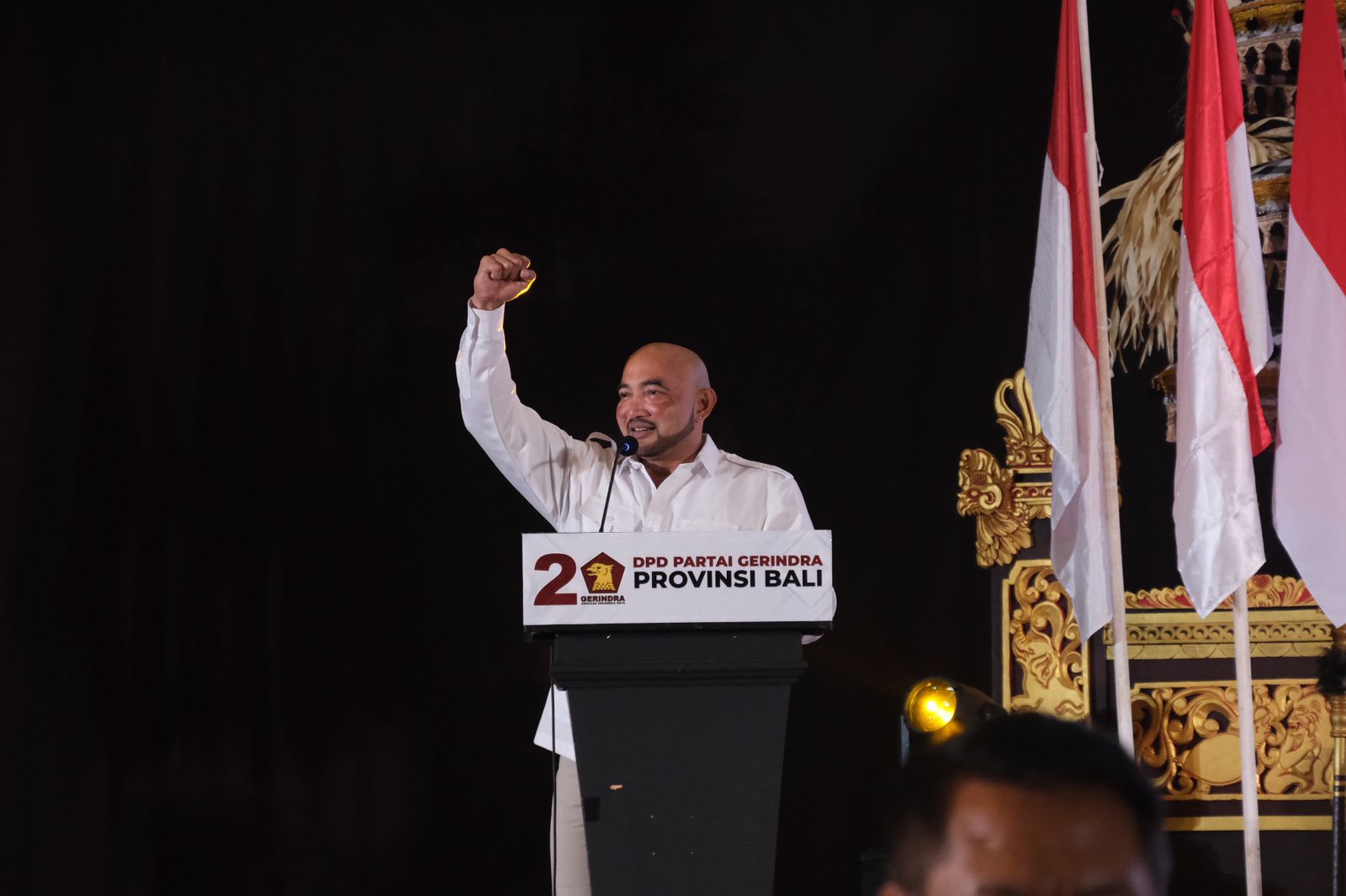 RANGKUL: Ketua DPD Gerindra Bali Made Muliawan Arya