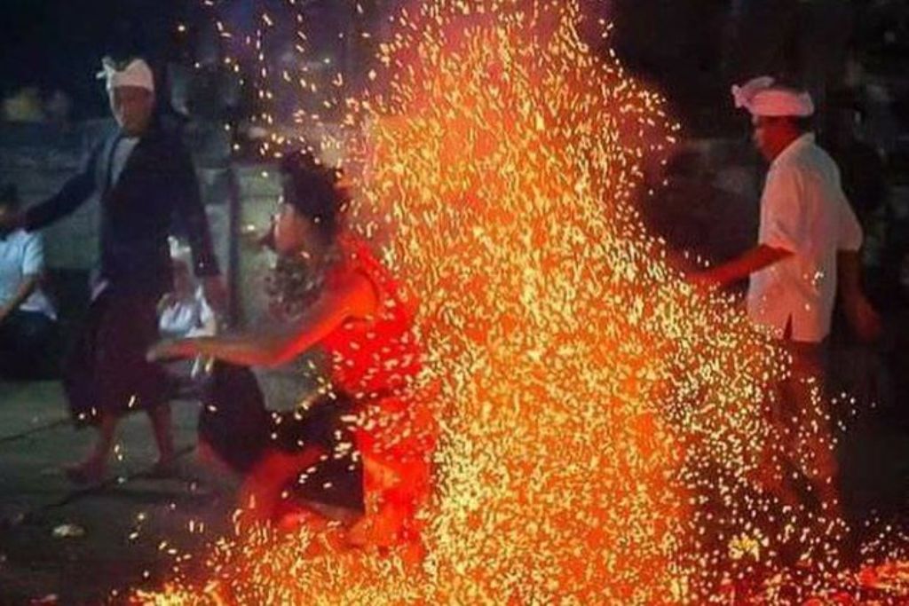 Janger Maborbor di Desa Pakraman Metra, Desa Yangapi, Kecamatan Tembuku, Bangli, Bali.