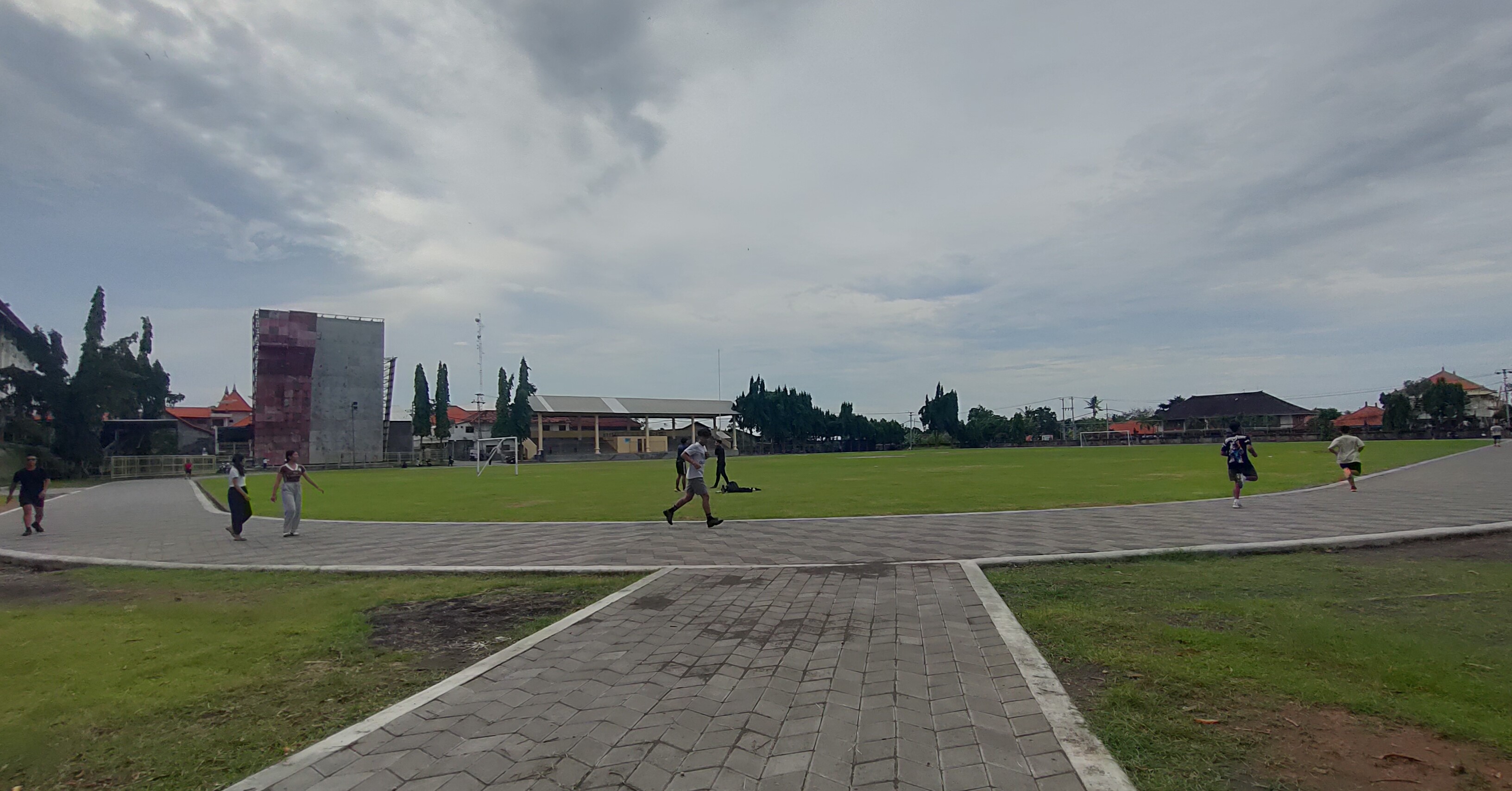 Fasilitas jogging track yang dibangun Pemkab Buleleng di Lapangan Bhuana Patra Singaraja.