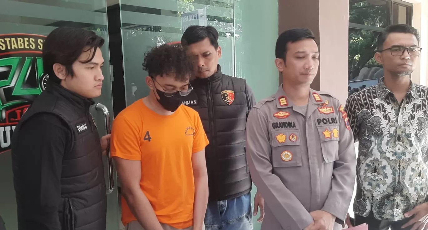 Tersangka M. Ilham Pratama yang membunuh kekasihnya di sebuah hotel di Jalan Tunjungan Surabaya. (FOTO: MAHRUS/RADAR SURABAYA)