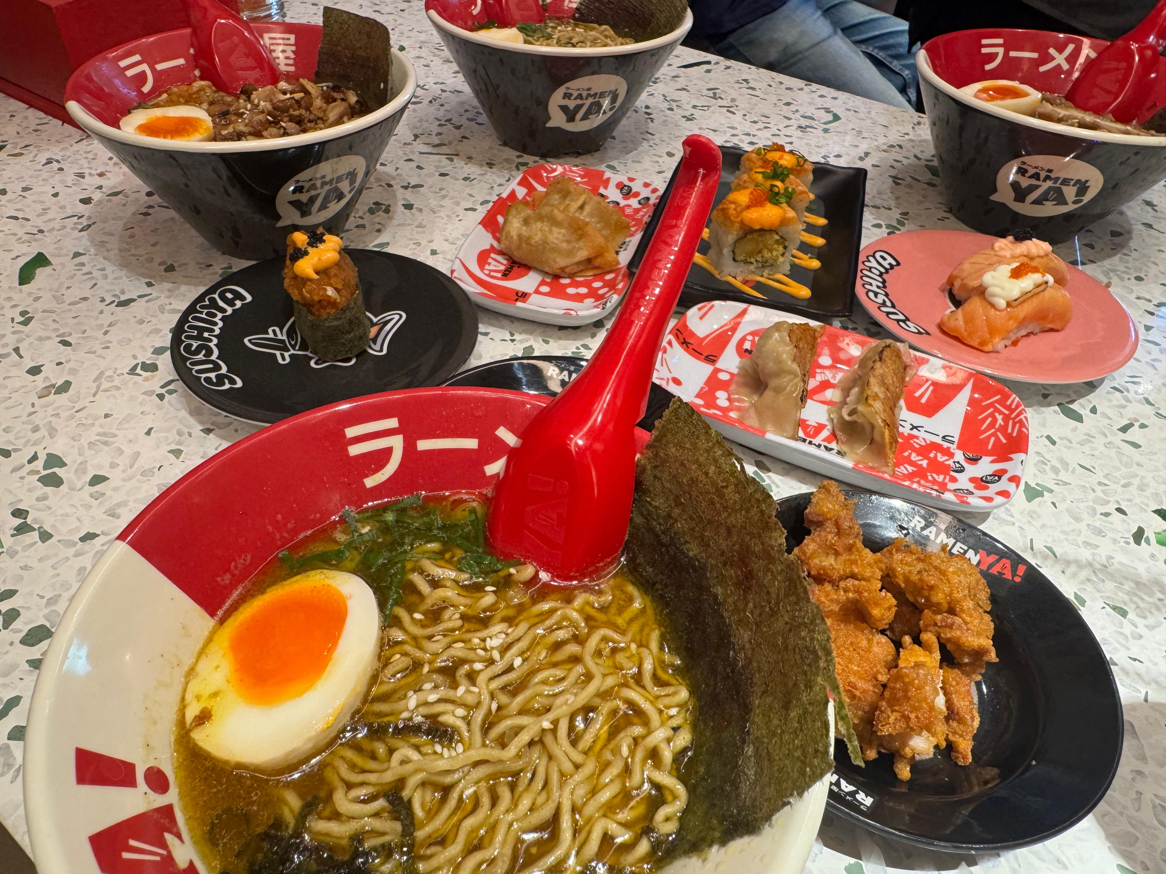 KULINER JEPANG: Salah satu kuliner Jepang di Living World Mall yang ramai antrean