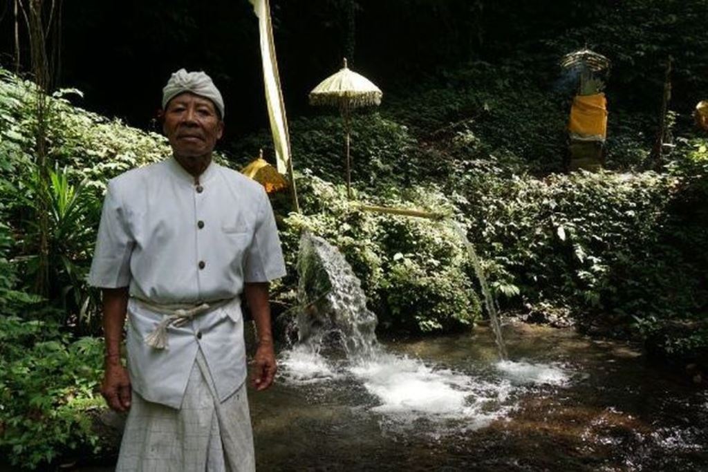 Di perbatasan Bangli dan Gianyar, tepatnya di bantaran Sungai Campuhan, terdapat sumber mata air unik bernama Pancuran Tirta Geroh.