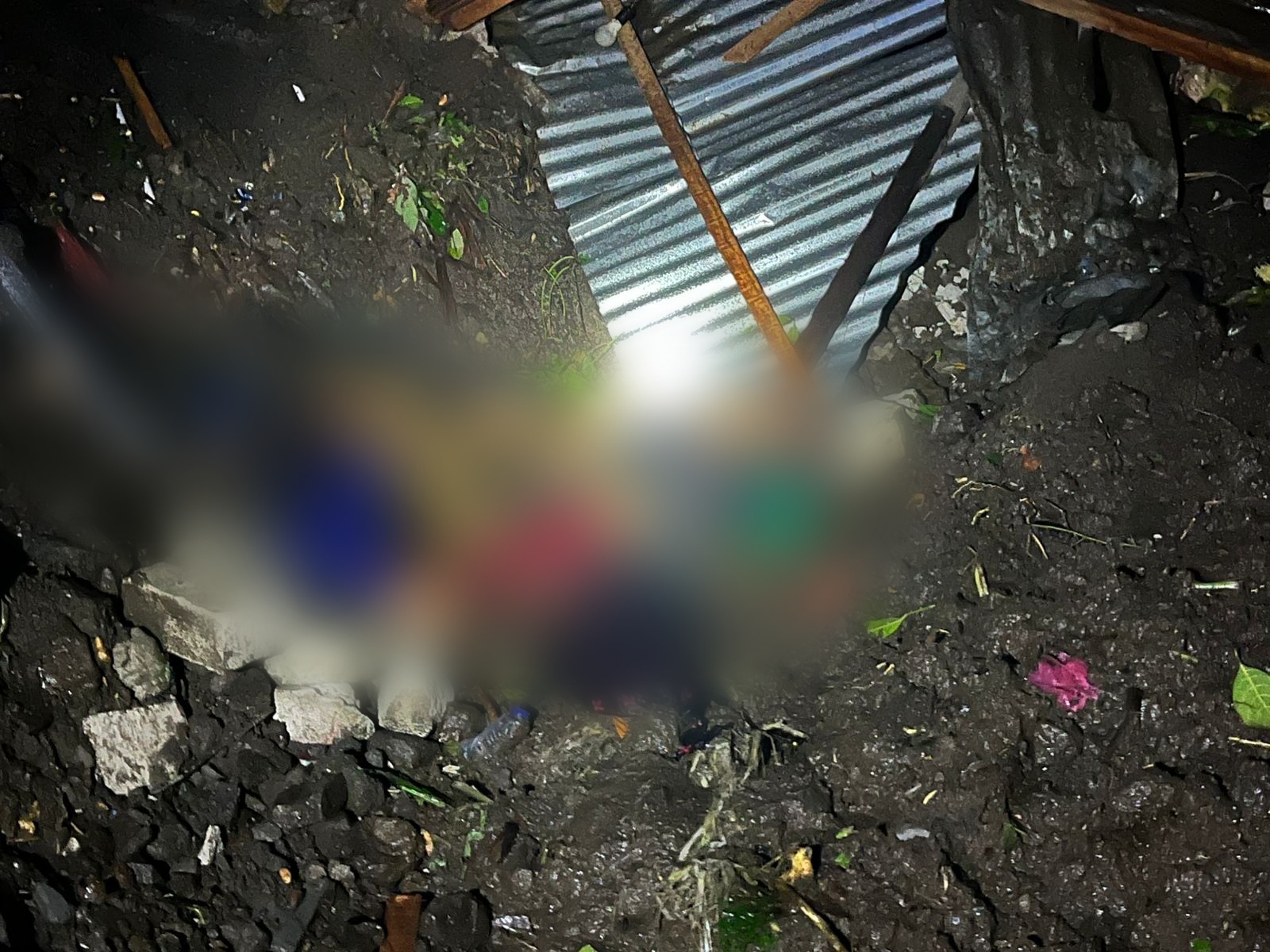 LONGSOR : Proses evakuasi korban tertimbun longsor di Desa Pikat, Kecamatan Dawan, Klungkung.