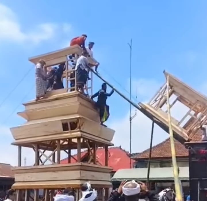 NGAYAH :  Krama Desa Adat Batur ngayah merakit pameraman tumpang sembilan persiapan palebon.