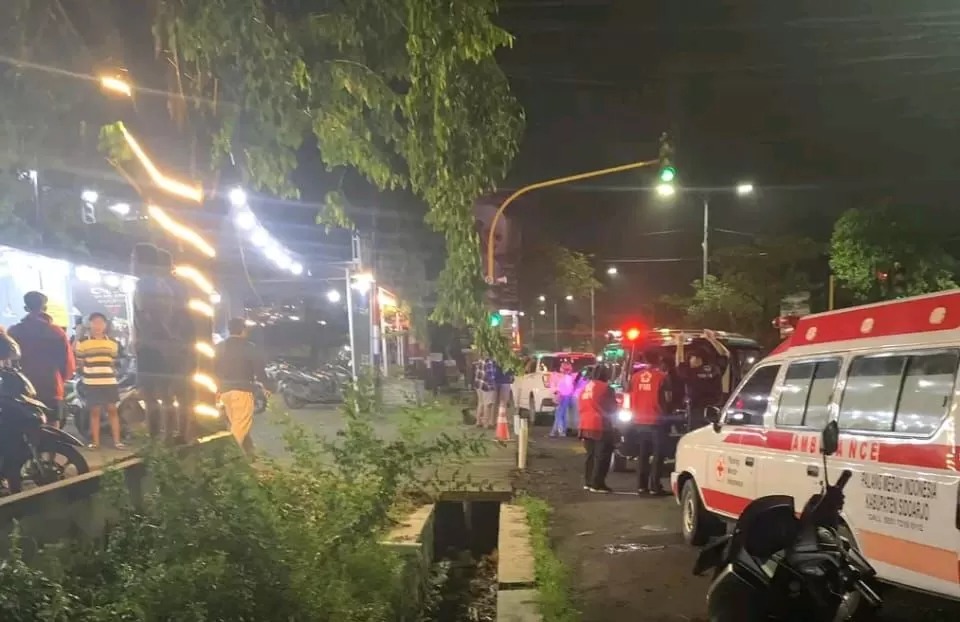 EVAKUASI : Korban pembacokan dievakuasi ke rumah sakit untuk mendapatkan perawatan. Diduga pelaku adalah massa perguruan silat.