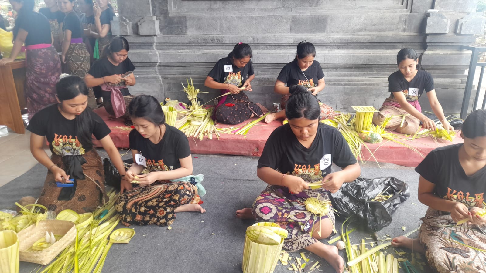 PEJATI : ST Mekar Bhuana, Kedisan Kaja, Tegallalang tengah membuat banten pejati.
