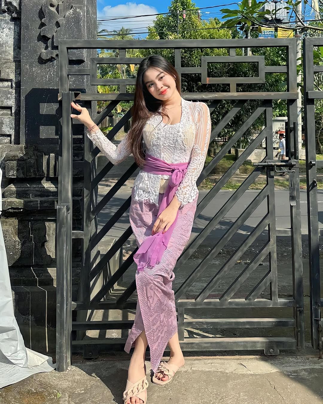 PELIT SENYUM: Gusti Ayu Made Kumala Cipta Dewi, atau yang akrab disapa Kumala, adalah seorang konten kreator asal Bali yang nggak pelit senyum.