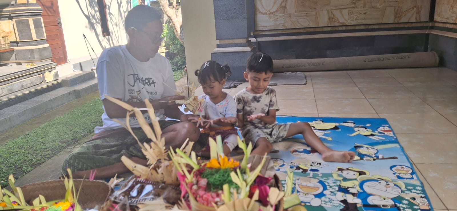 OTONAN : Prosesi otonan yang dilaksanakan oleh umat Hindu.