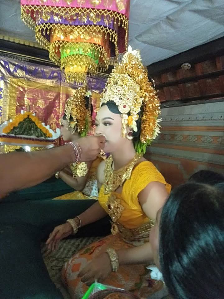 UPACARA : Prosesi upacara manusa yadnya yang dilakukan oleh umat Hindu.