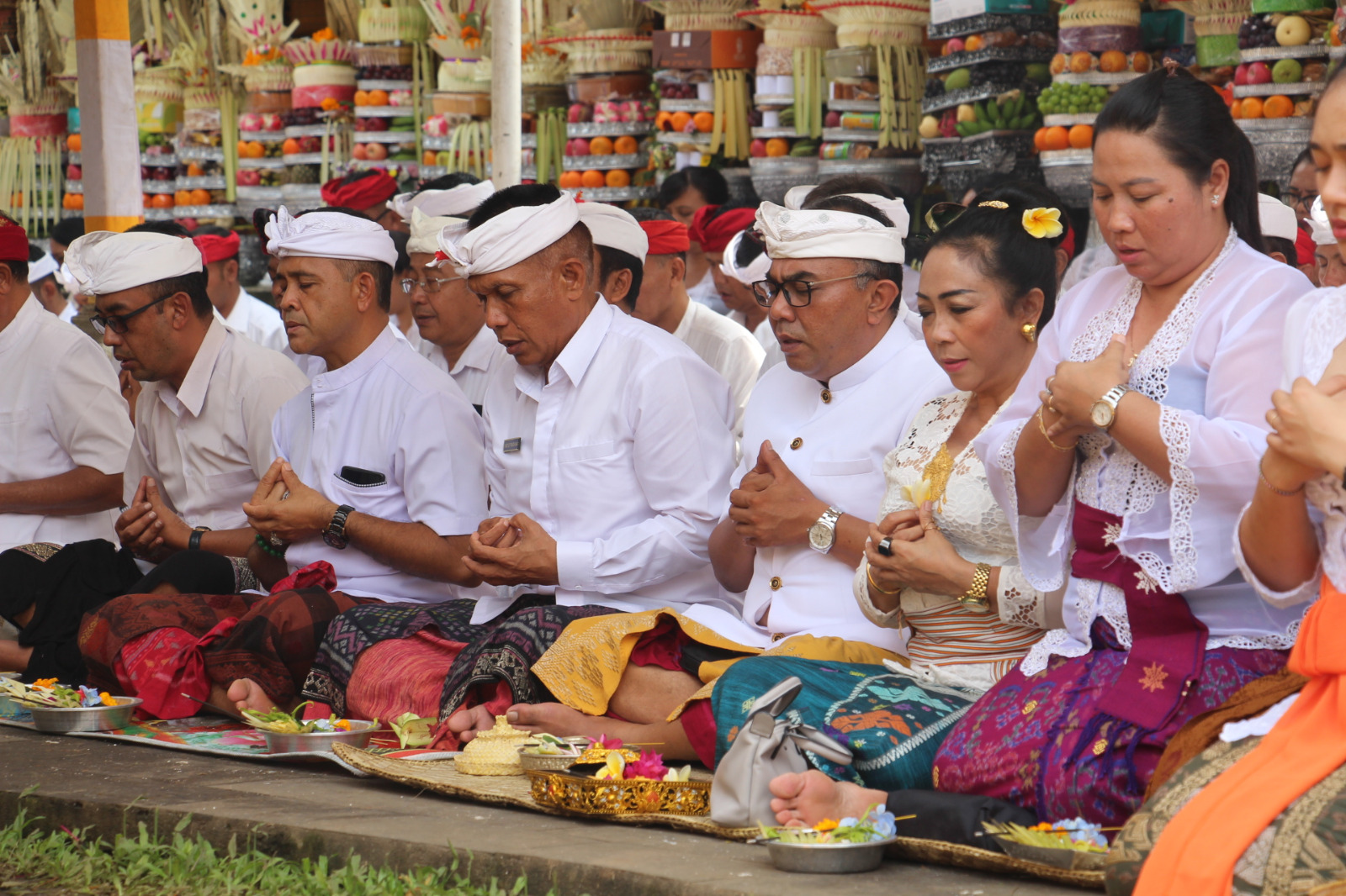 SEMBAHYANG : Persembahyangan pada bhakti penganyar di Pura Gunung Raung, Taro, Tegallalang Gianyar.