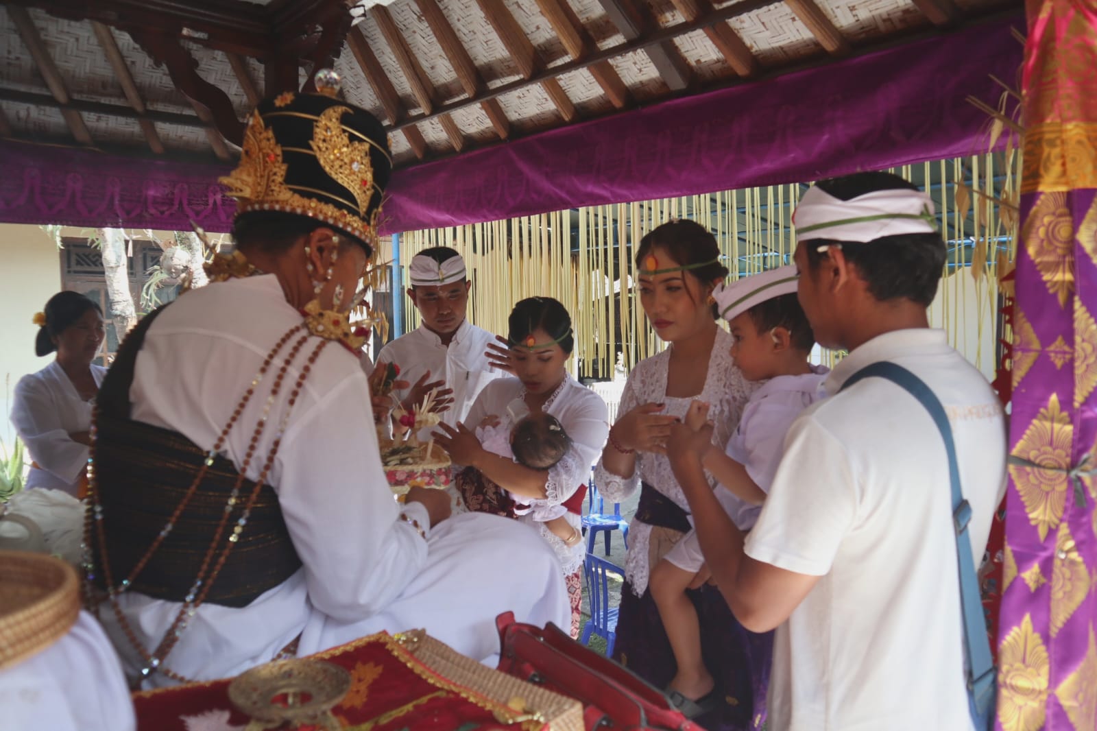 UPACARA : Prosesi upacara mepetik oleh umat Hindu.