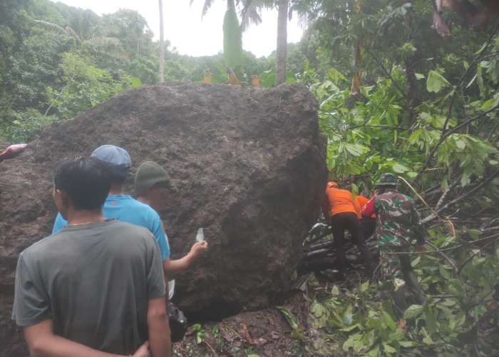 Proses evakuasi korban keempat longsor di Desa Pikat.