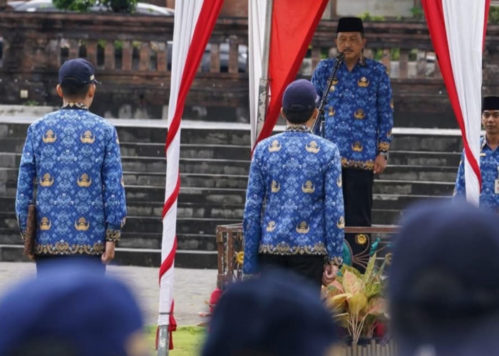 APEL : Pj Bupati Klungkung I Nyoman Jendrika memimpin apel paripurna di alun alun Ida Dewa Agung Jambe, Senin (20/1/2025).