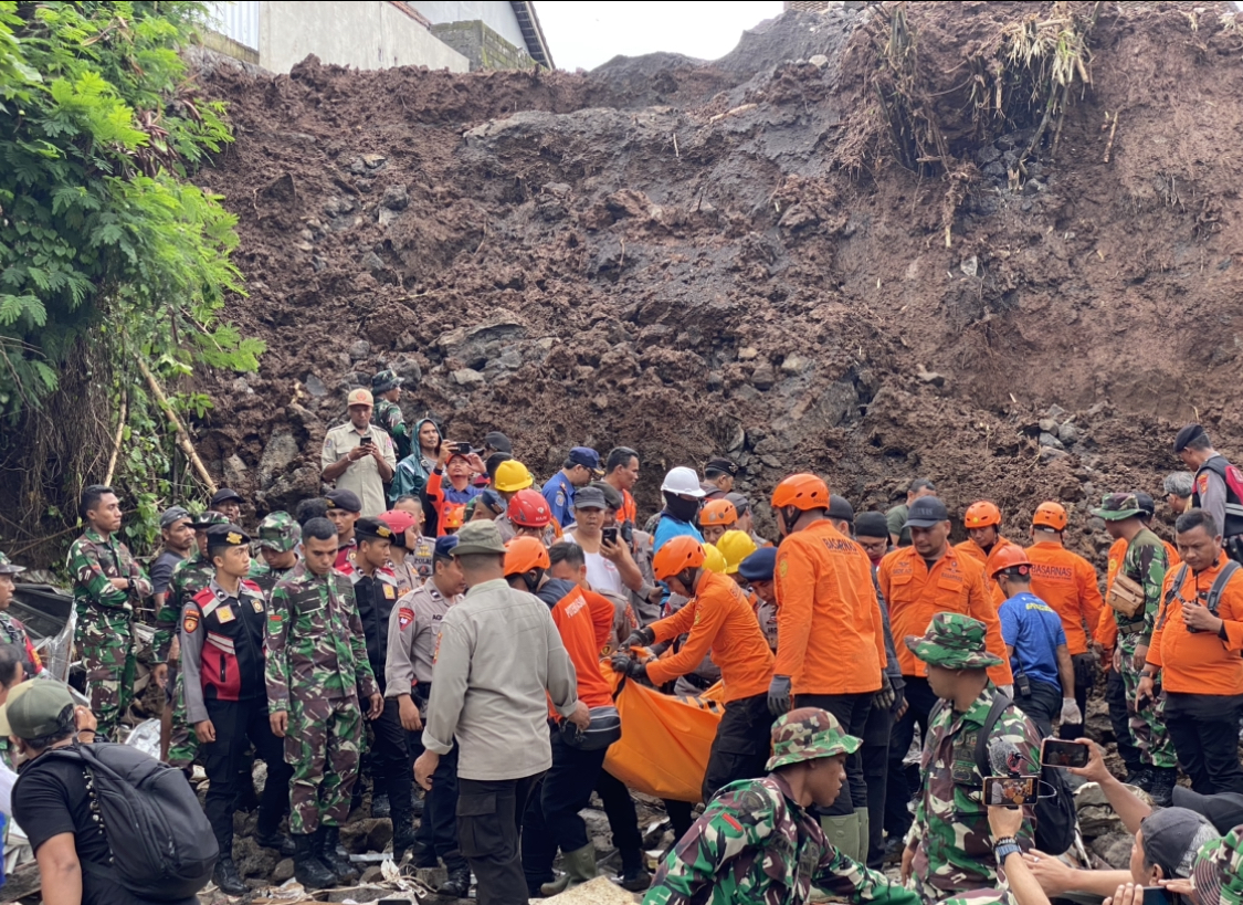 Tim gabungan saat mengevakuasi satu korban yang tertimbun longsor di Desa Ubung Kaja, Denpasar, Senin (20/1).
