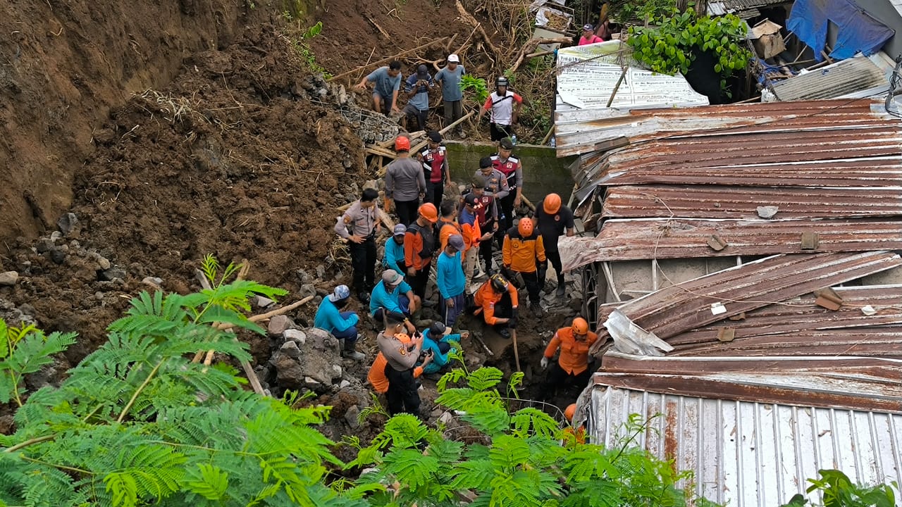Tim SAR gabungan masih melakuan evakuasi korban longsor di Desa Ubung Kaja, Denpasar, Senin (20/1).