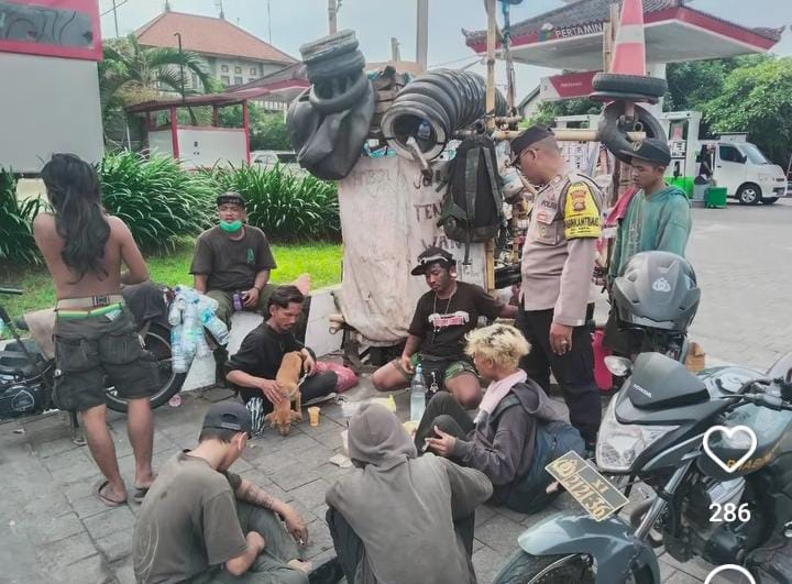 Aparat dan Pecalang di kelurahan Kapal, Mengwi atensi keberadaan anak motor yang bermukim di Pom Bensin