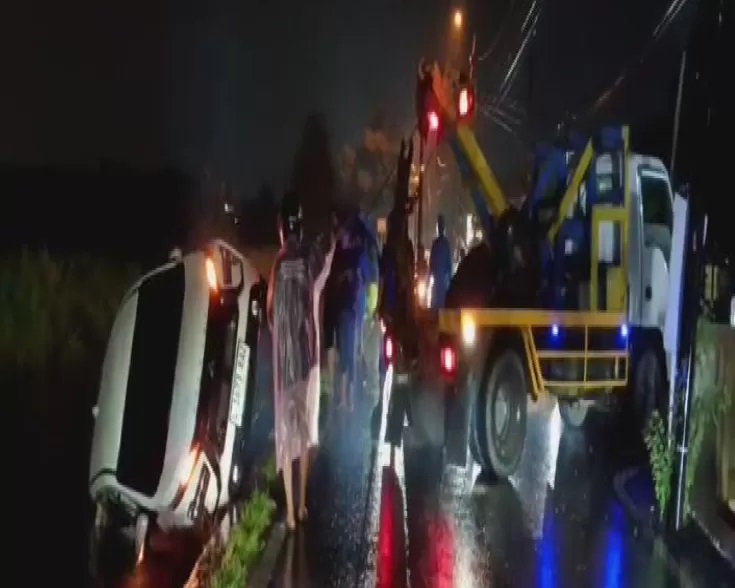 EVAKUASI : Sebuah mobil tercebur ke sungai di Jalan Kemasan Krian Sidoarjo, Minggu (19/1) malam. (IST/RADAR SIDOARJO)