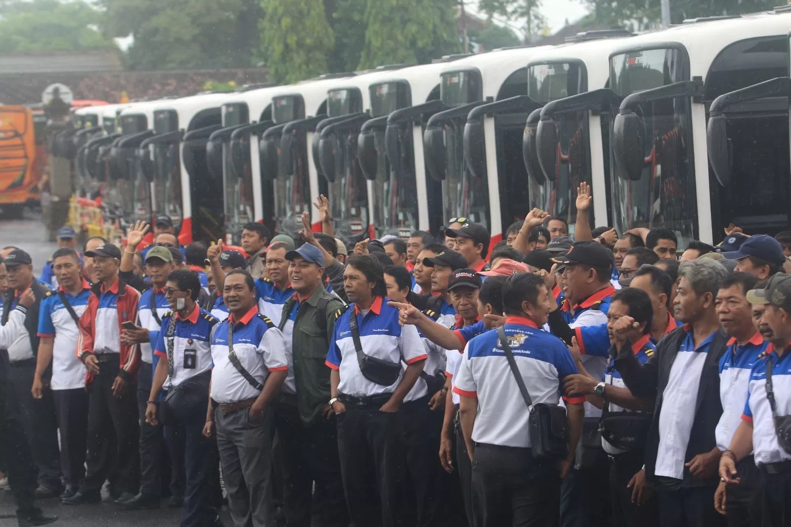 NGANGGUR: Aksi protes operator bus Trans Metro Dewata belum lama ini di Terminal Ubung Denpasar belum lama ini (miftahuddin halim/radarbali.id)