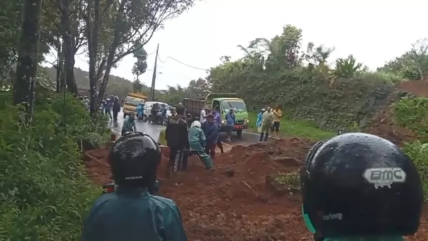 LONGSOR: Material longsor menutup akses Jalan Raya Singaraja-Denpasar. Longsor terjadi di wilayah Desa Gitgit, Buleleng. (Pemdes Gitgit)