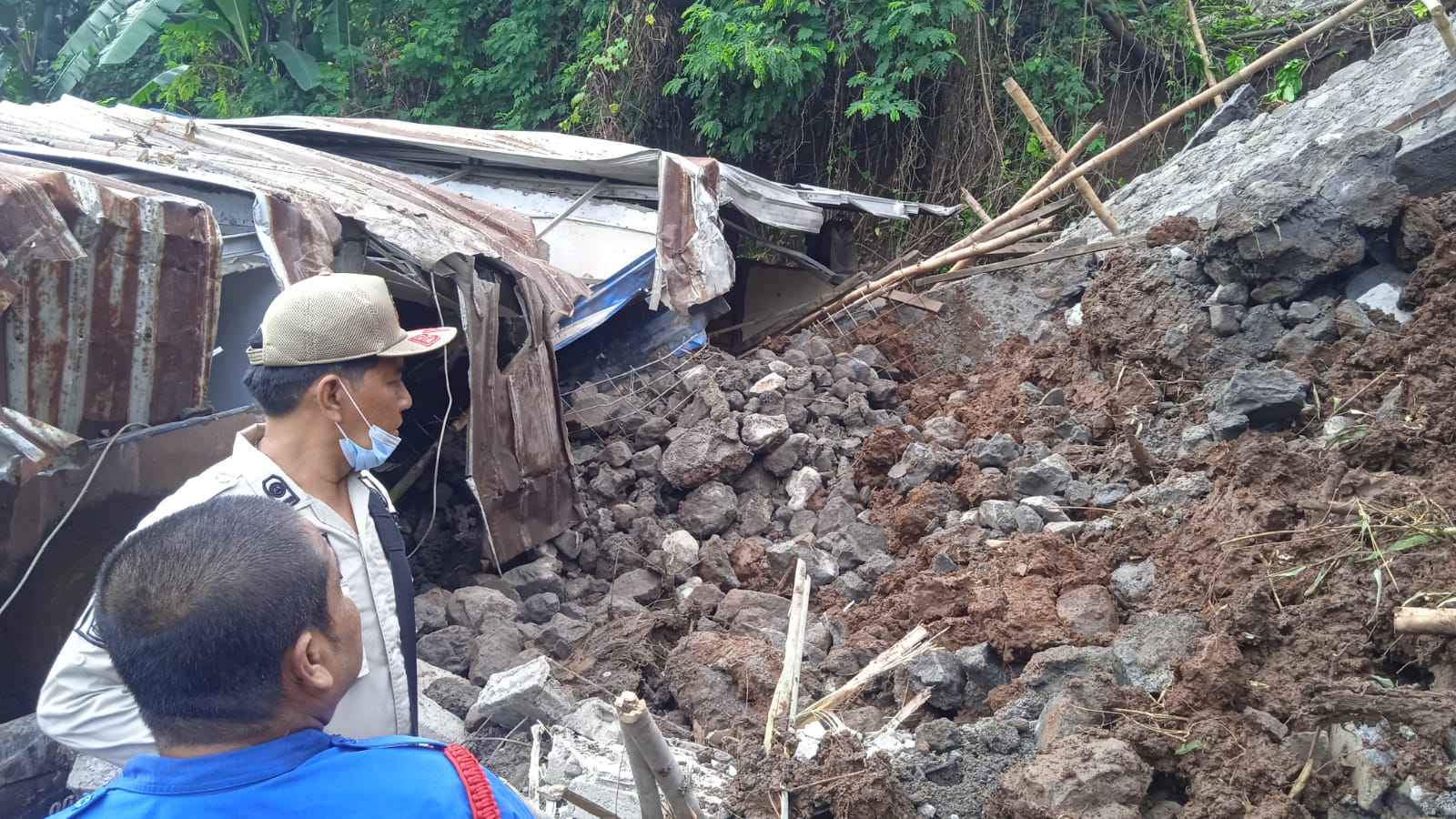 LONGSOR: Longsoran tanah menimbun rumah warga di Ubung Kaja.