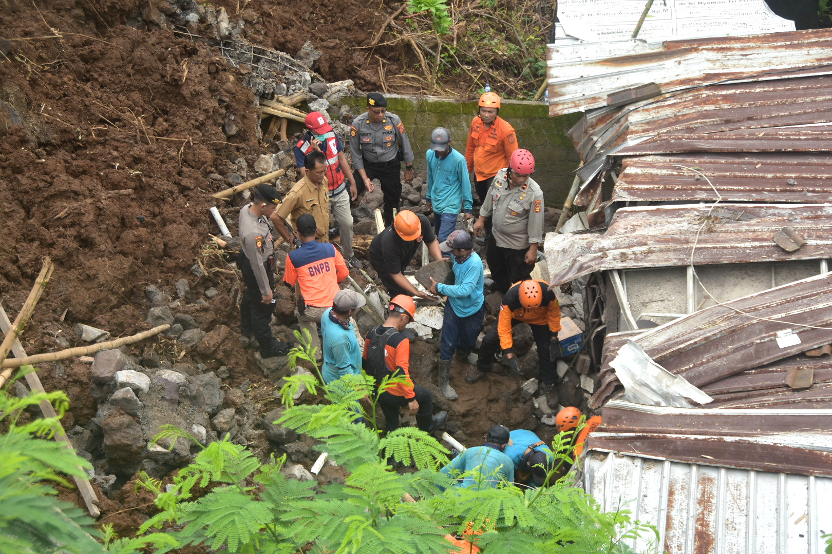 Proses pencarian korban longsor di Denpasar, Bali.