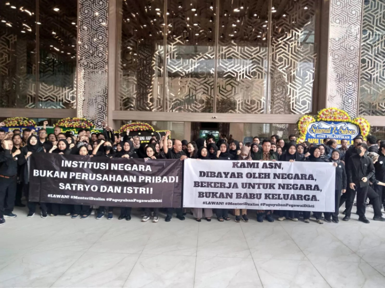 Ratusan pegawai mendemo Mendikti Saintek Satryo Soemantri Brodjonegoro.