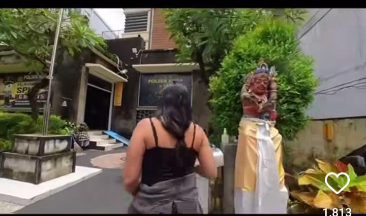 Seorang bule asal Colombia ngaku membayar Rp 200 ribu saat membuat laporan kehilangan di kantor polisi