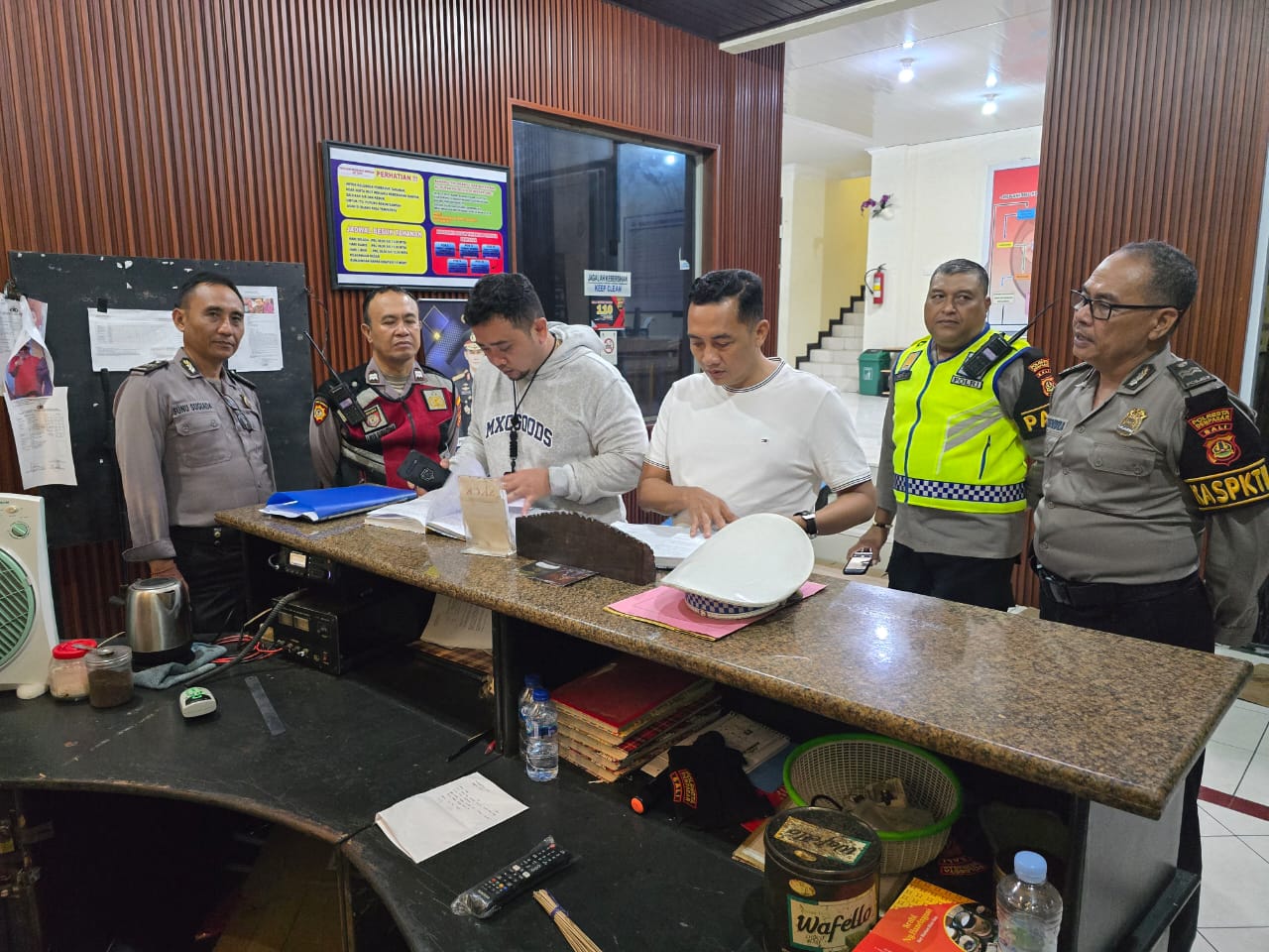 PERIKSA: Propam Polda Bali periksa kasus dua anggota SPKT Polsek Kuta yang minta uang ke bule korban begal. Bali Express/Humas Polda Bali)