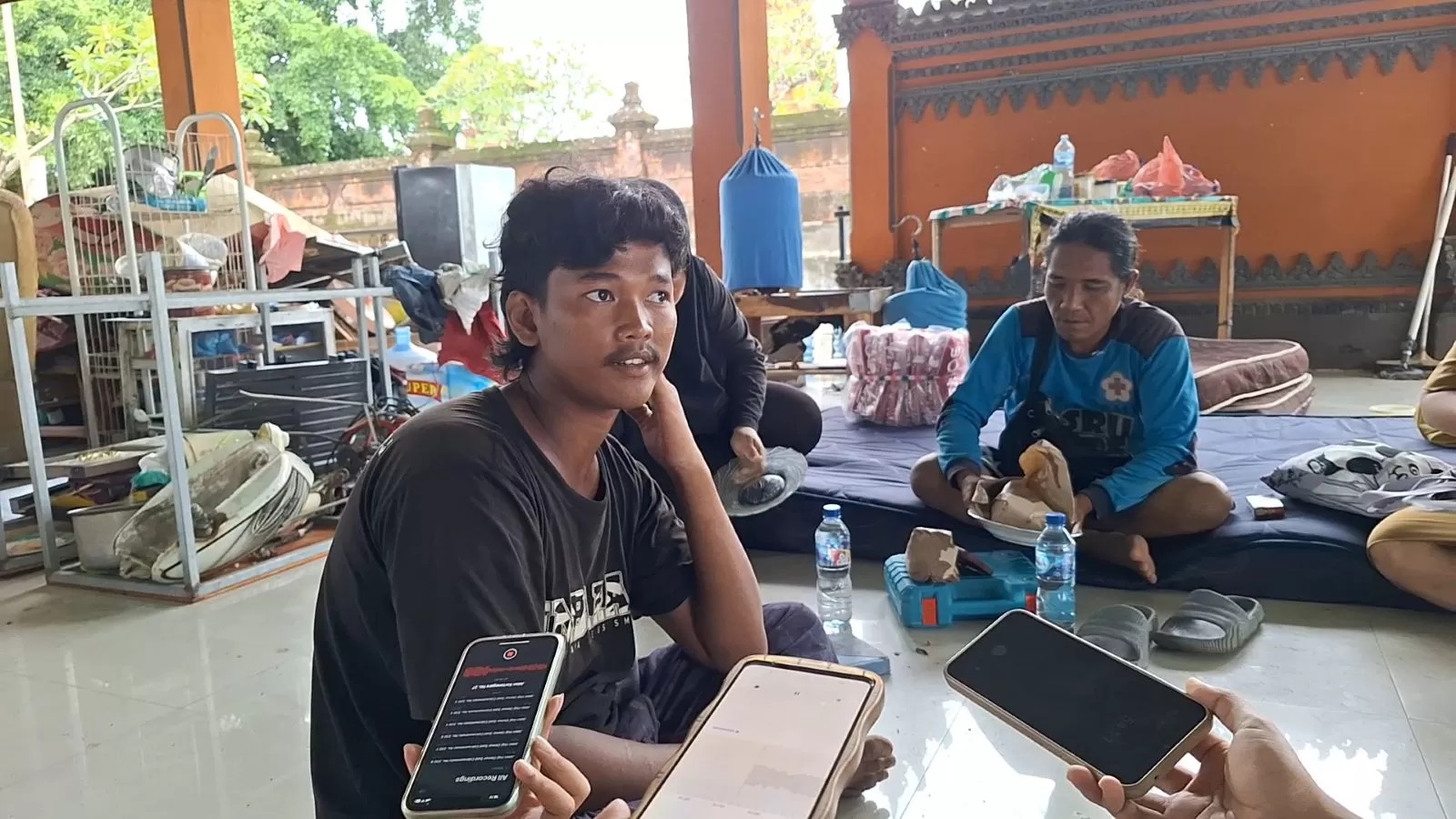 SELAMAT: Salah satu korban selamat dari longsor di Ubung Kaja, Vicky Fernando (NI MADE ARI RISMAYA/radarbali.id)
