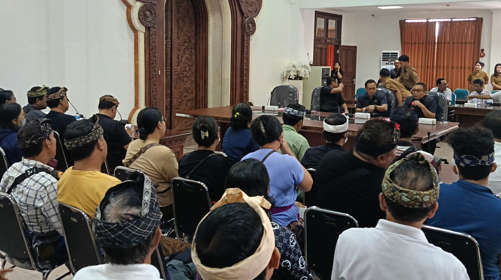Nasabah LPD Bedulu, Kecamatan Blahbatuh, Gianyar saat menyampaikan aspirasinya ke DPRD Gianyar, Senin (20/1/2025).