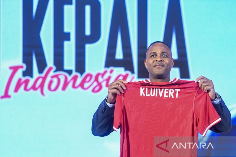 Pelatih Timnas Indonesia Patrick Kluivert menunjukkan jersey Timnas Indonesia yang bertuliskan namanya saat acara perkenalan Pelatih Baru Timnas Indonesia di Jakarta, Minggu (12/1/2025).