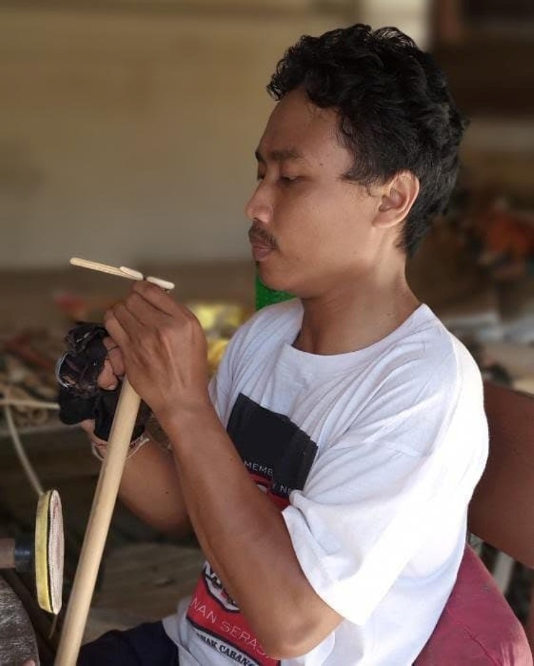 SULING: Adi Wira Nata Putra merupakan content creator Tiktok berbakat asal Bali yang kerap membagikan seputar proses pembuatan suling.